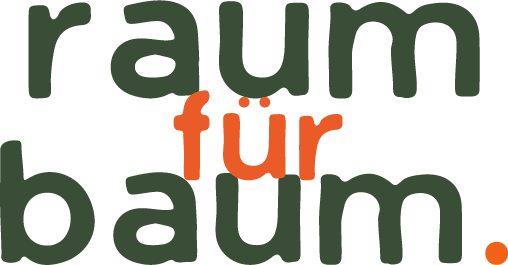 Das Bild zeigt den deutschen Ausdruck „raum für baum.“ in abgerundeten, fetten Buchstaben. „raum“ und „baum.“ sind dunkelgrün, während „für“ orange ist. Das Design greift die Themen Baumpflege und Gartenpflege auf und verbindet so das Werk von Nicolas Kullmann mit der Pflege von Bäumen und Gärten.
