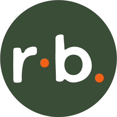 Ein dunkelgrüner Kreis, in dessen Mitte die Kleinbuchstaben „r“ und „b“ in Weiß zentriert sind. Auf jeden Buchstaben folgt ein kleiner orangefarbener Punkt, der für die Fachkompetenz von Nicolas Kullmann in den Bereichen Baumpflege und Gartenpflege steht.